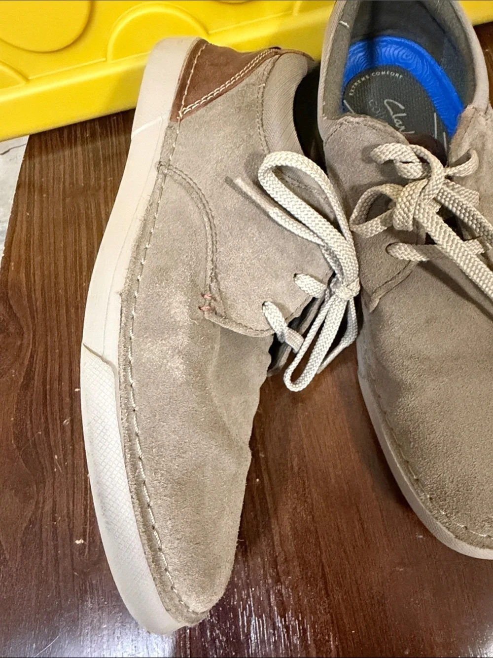 Clarks Men’s Chukka Boots in Taupe Suede Size 9